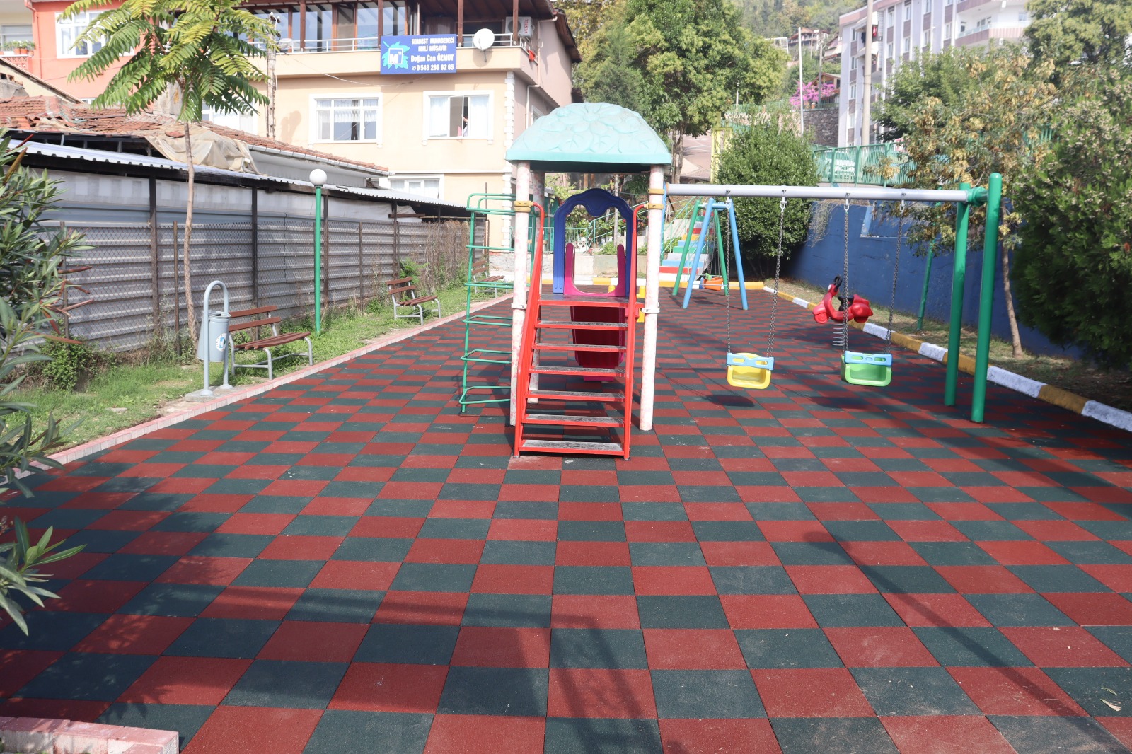 Izmit Belediyesi park ve oyun alanlarini daha güvenli ve konforlu hale getiriyor (3)