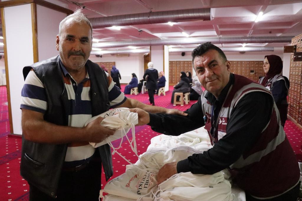 İzmit Belediyesi, umreye gidecek vatandaşları hediyelerle uğurladı (2)