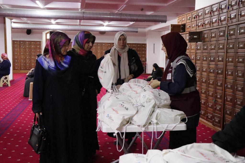 İzmit Belediyesi, umreye gidecek vatandaşları hediyelerle uğurladı (4)