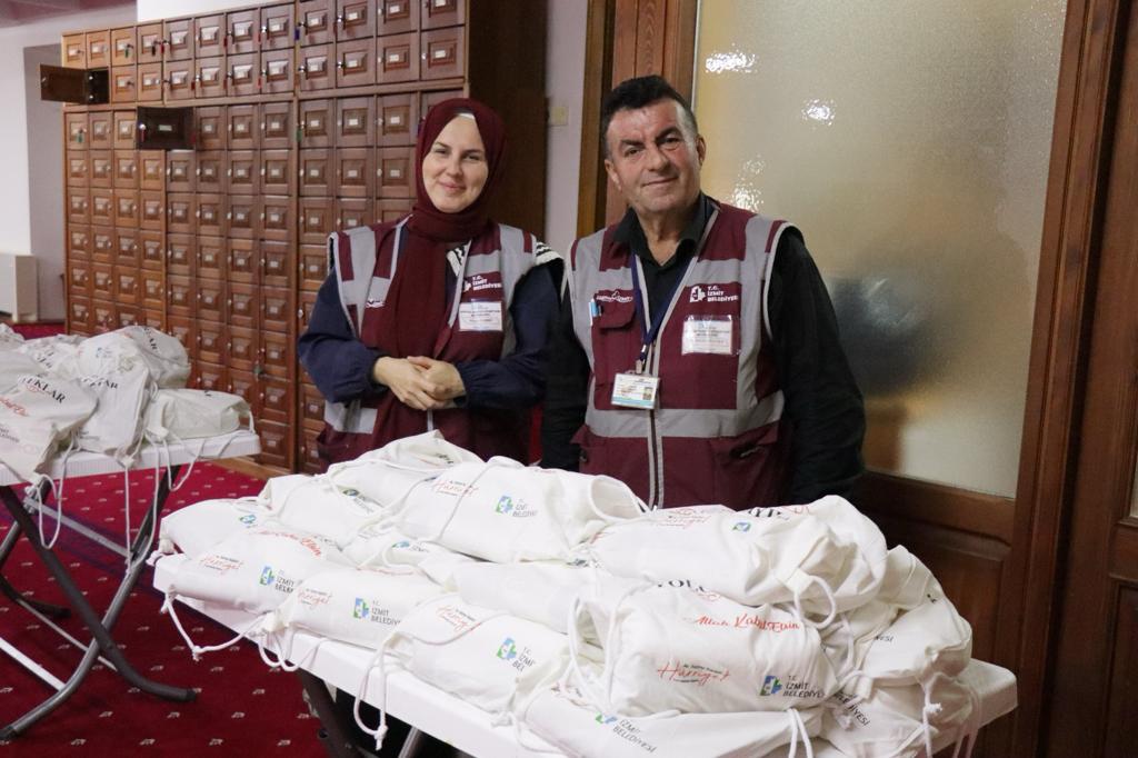 İzmit Belediyesi, umreye gidecek vatandaşları hediyelerle uğurladı (5)