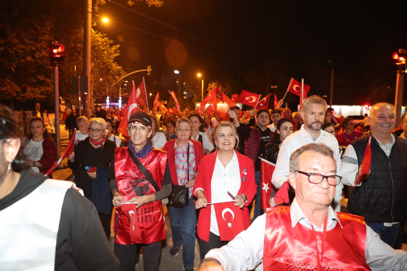 Izmit Belediyesi ve ADDden muhtesem 100. yil korteji (1)