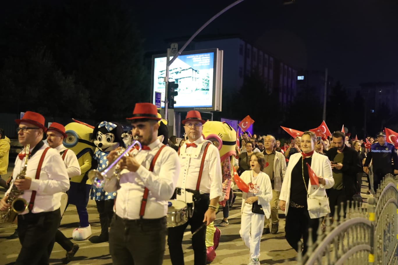 Izmit Belediyesi ve ADDden muhtesem 100. yil korteji (11)