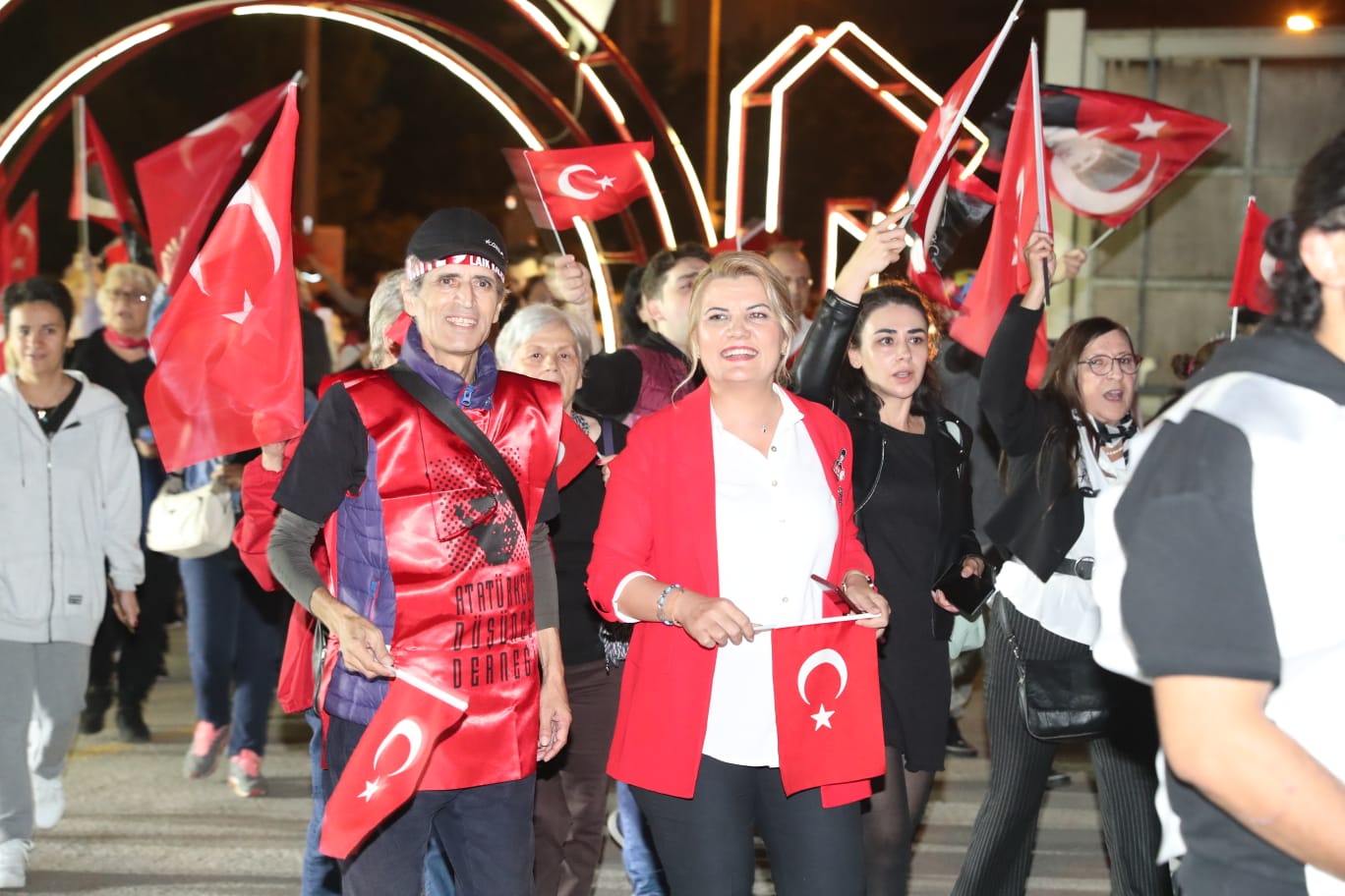Izmit Belediyesi ve ADDden muhtesem 100. yil korteji (2)