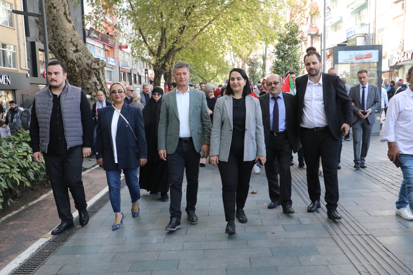 İzmit Belediyesi yöneticileri, Filistin’e destek yürüyüşüne katıldı (5)