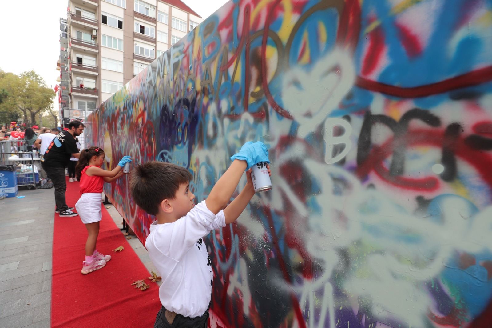 Izmit Belediyesinin interaktif graffiti çalismasi yogun ilgi görüyor (11)