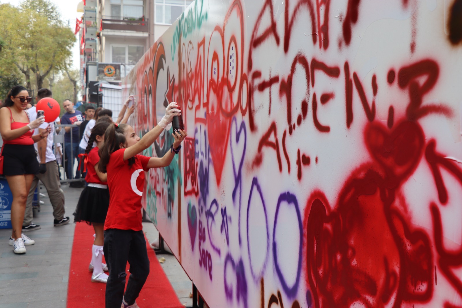 Izmit Belediyesinin interaktif graffiti çalismasi yogun ilgi görüyor (5)