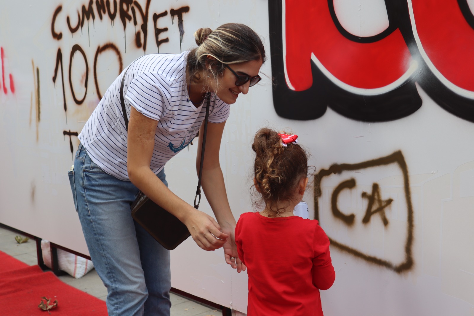 Izmit Belediyesinin interaktif graffiti çalismasi yogun ilgi görüyor (8)