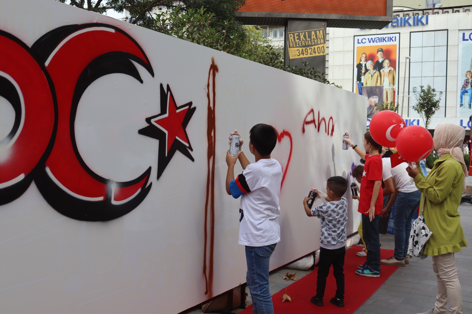 Izmit Belediyesinin interaktif graffiti çalismasi yogun ilgi görüyor (9)