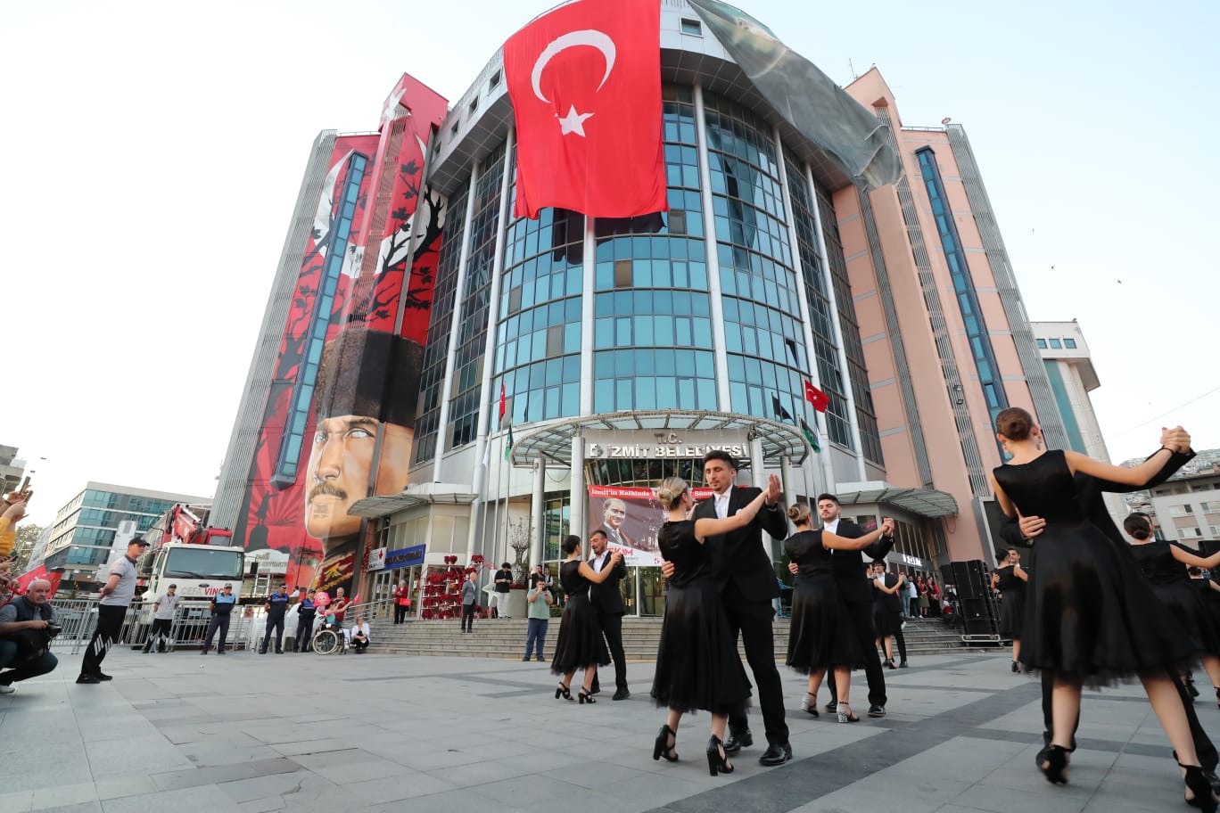 Izmit Belediyesinin vals gösterisi begeni topladi (11)