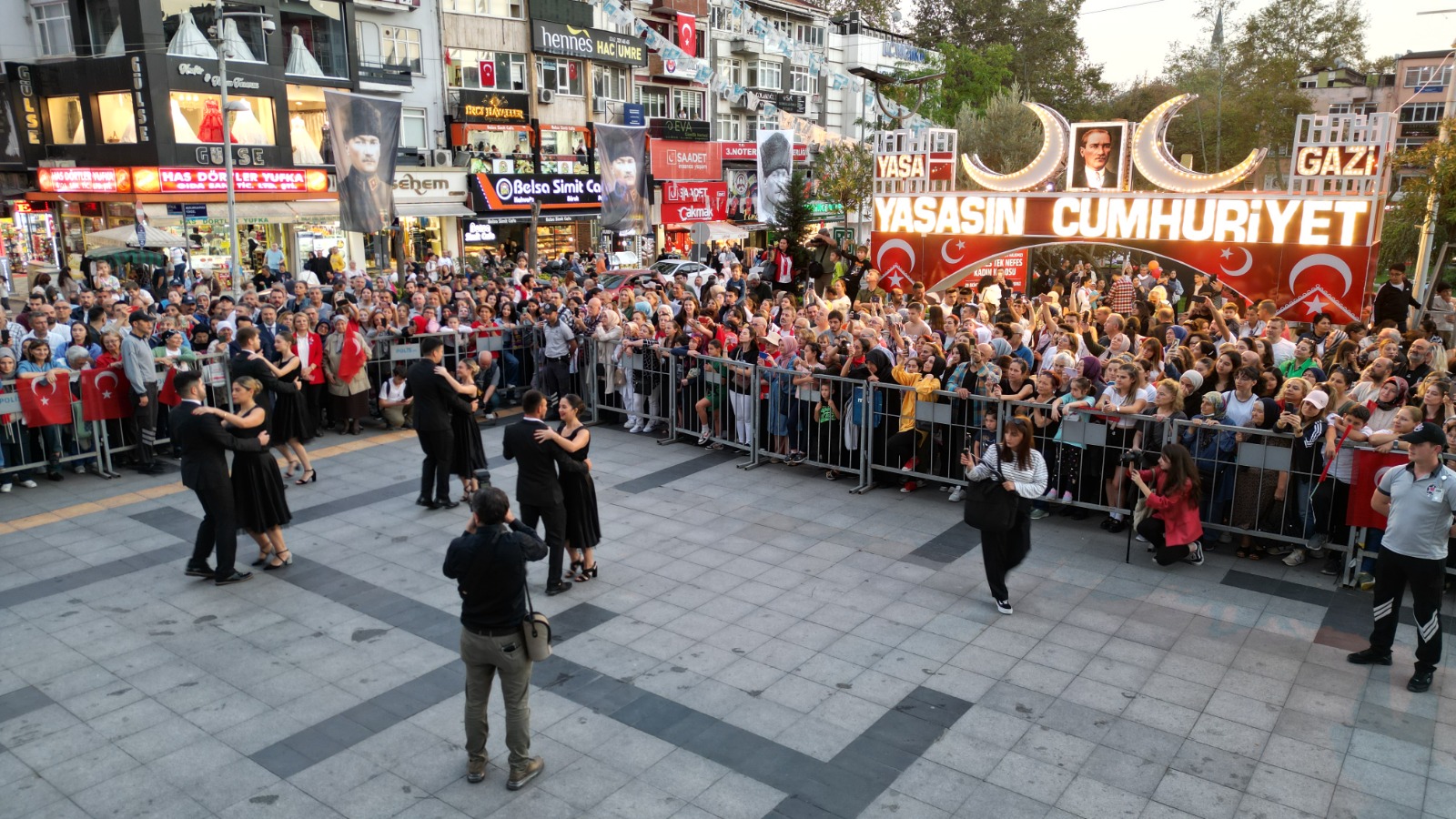 Izmit Belediyesinin vals gösterisi begeni topladi (4)