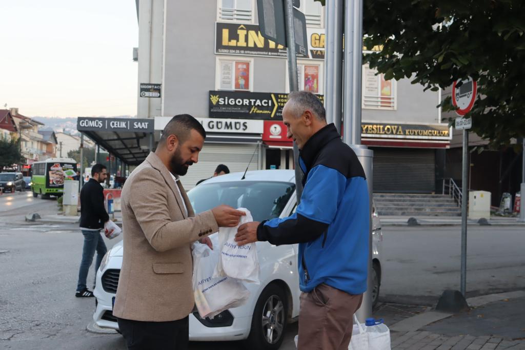 İzmit Çınar Ekibi her sabah erken saatlerde emekçilerle buluşmaya devam ediyor (2)