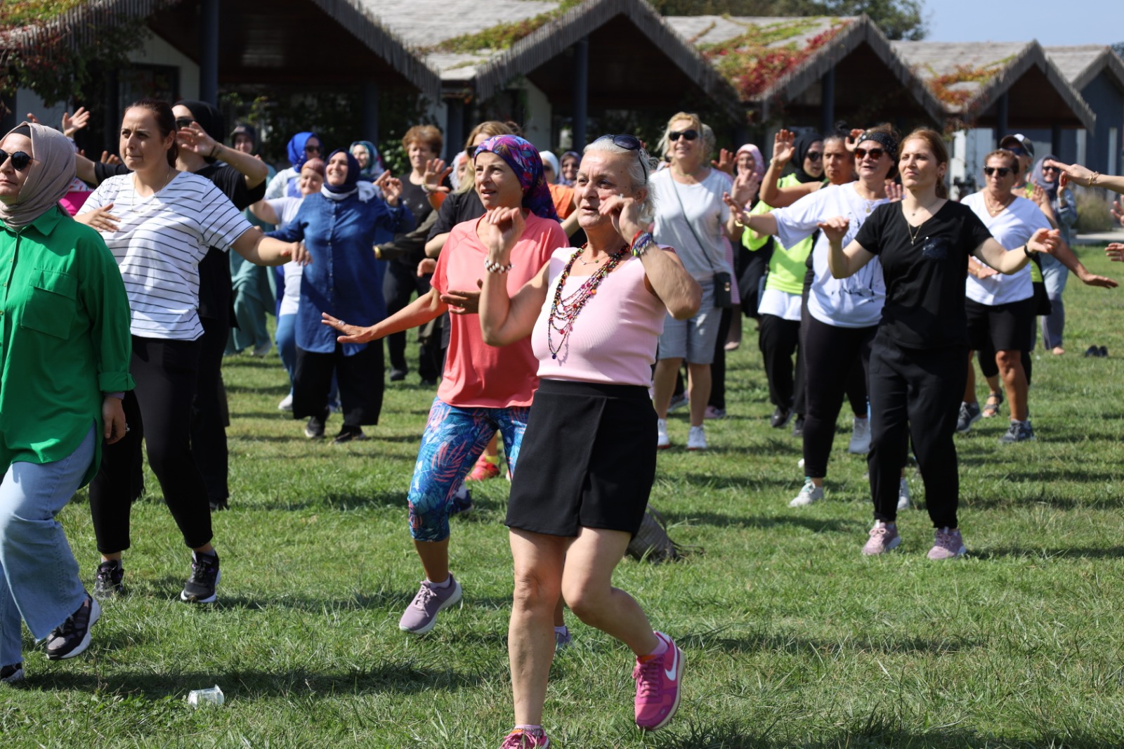 İzmitli kadınlar zumba etkinliği ile hem eğlendi hem spor yaptı (10)