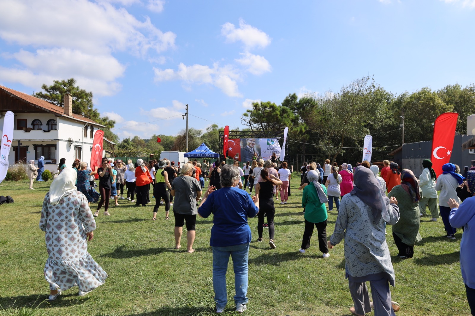 İzmitli kadınlar zumba etkinliği ile hem eğlendi hem spor yaptı (11)