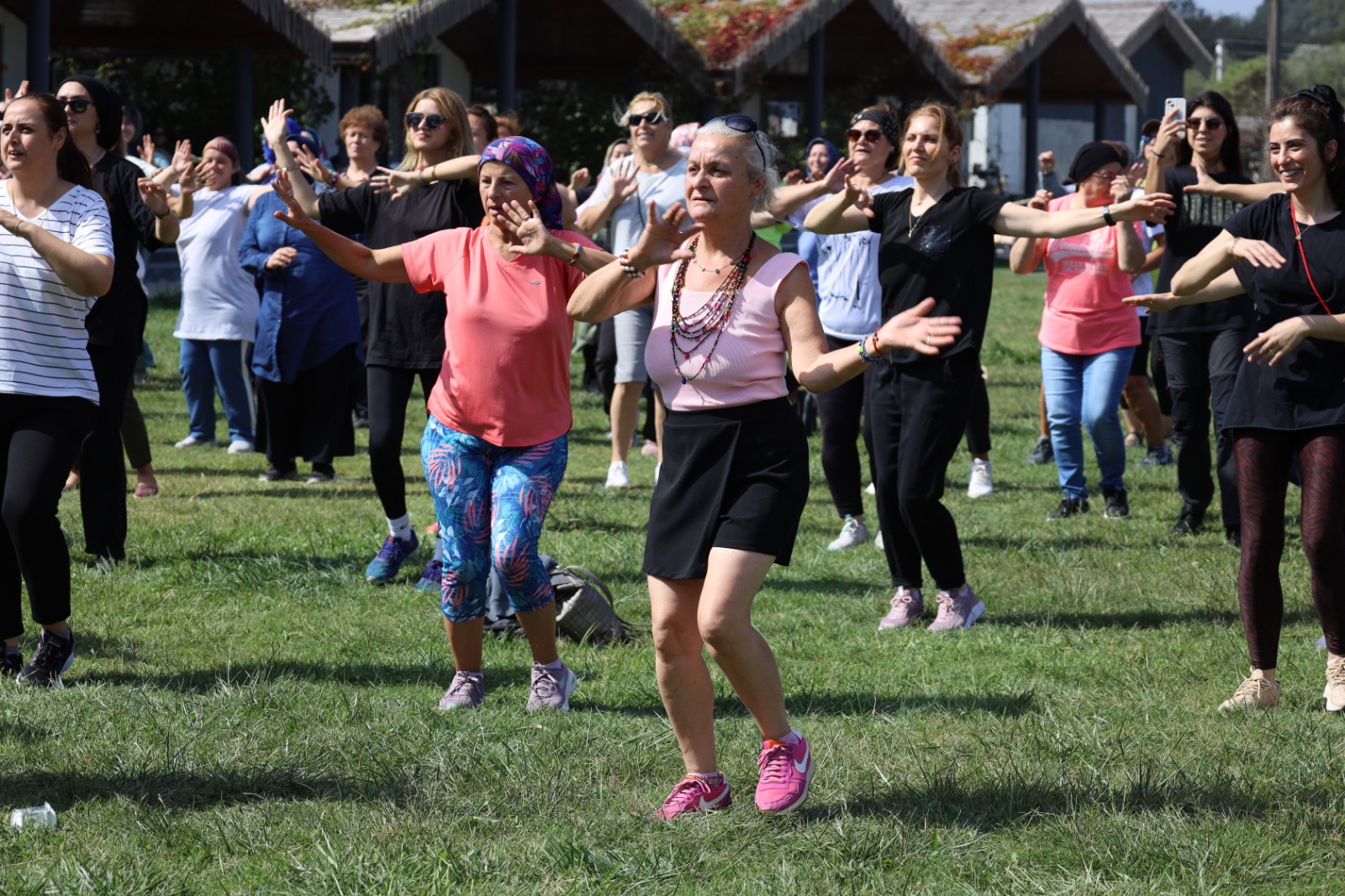 İzmitli kadınlar zumba etkinliği ile hem eğlendi hem spor yaptı (2)