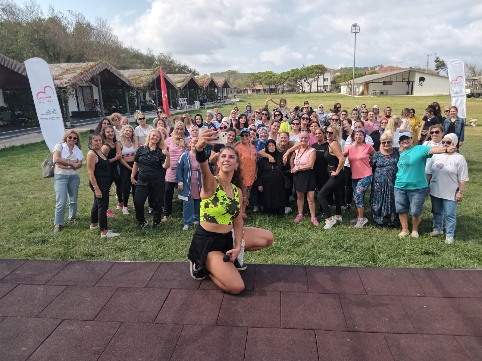 İzmitli kadınlar zumba etkinliği ile hem eğlendi hem spor yaptı (3)
