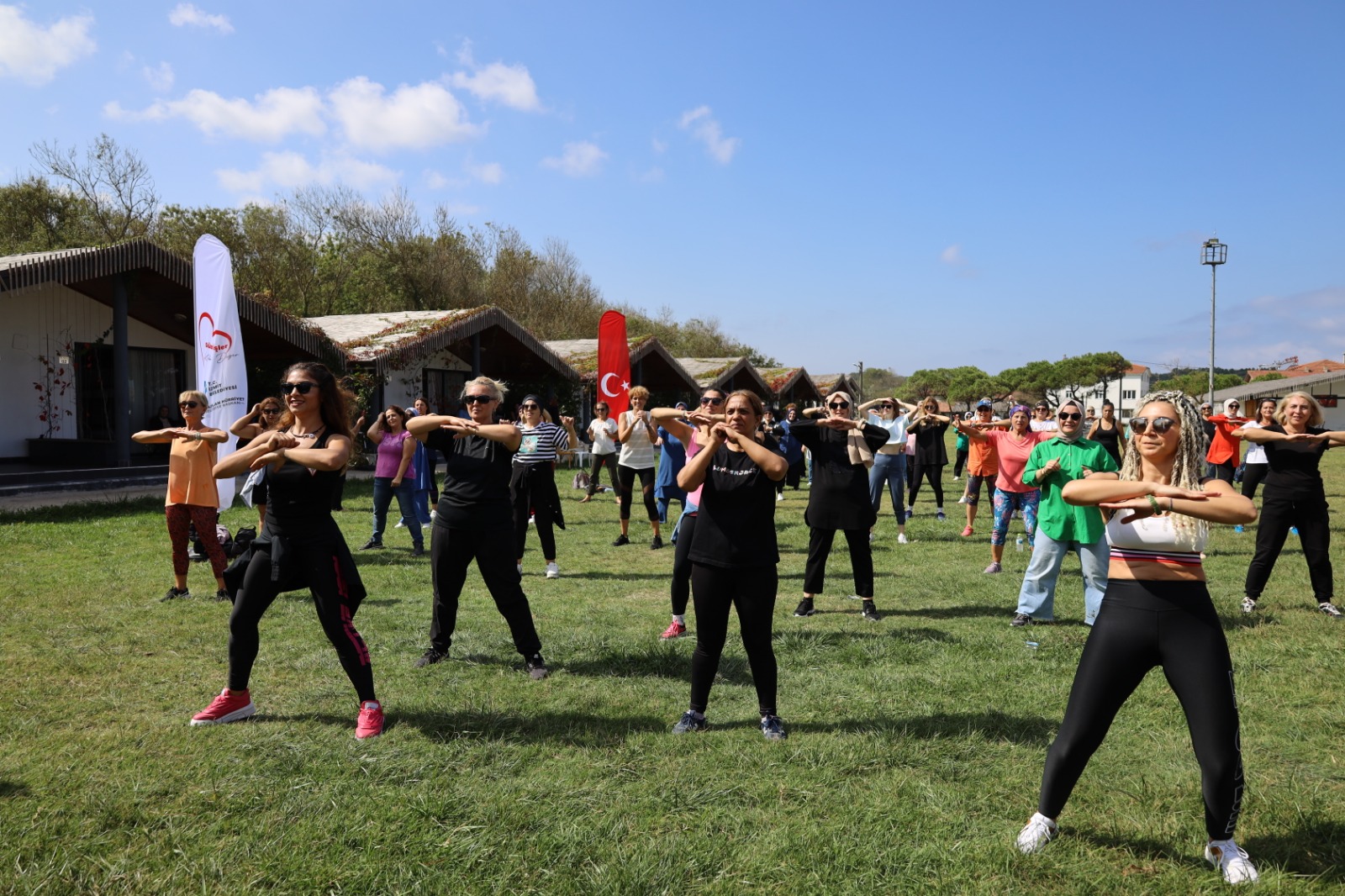 İzmitli kadınlar zumba etkinliği ile hem eğlendi hem spor yaptı (4)
