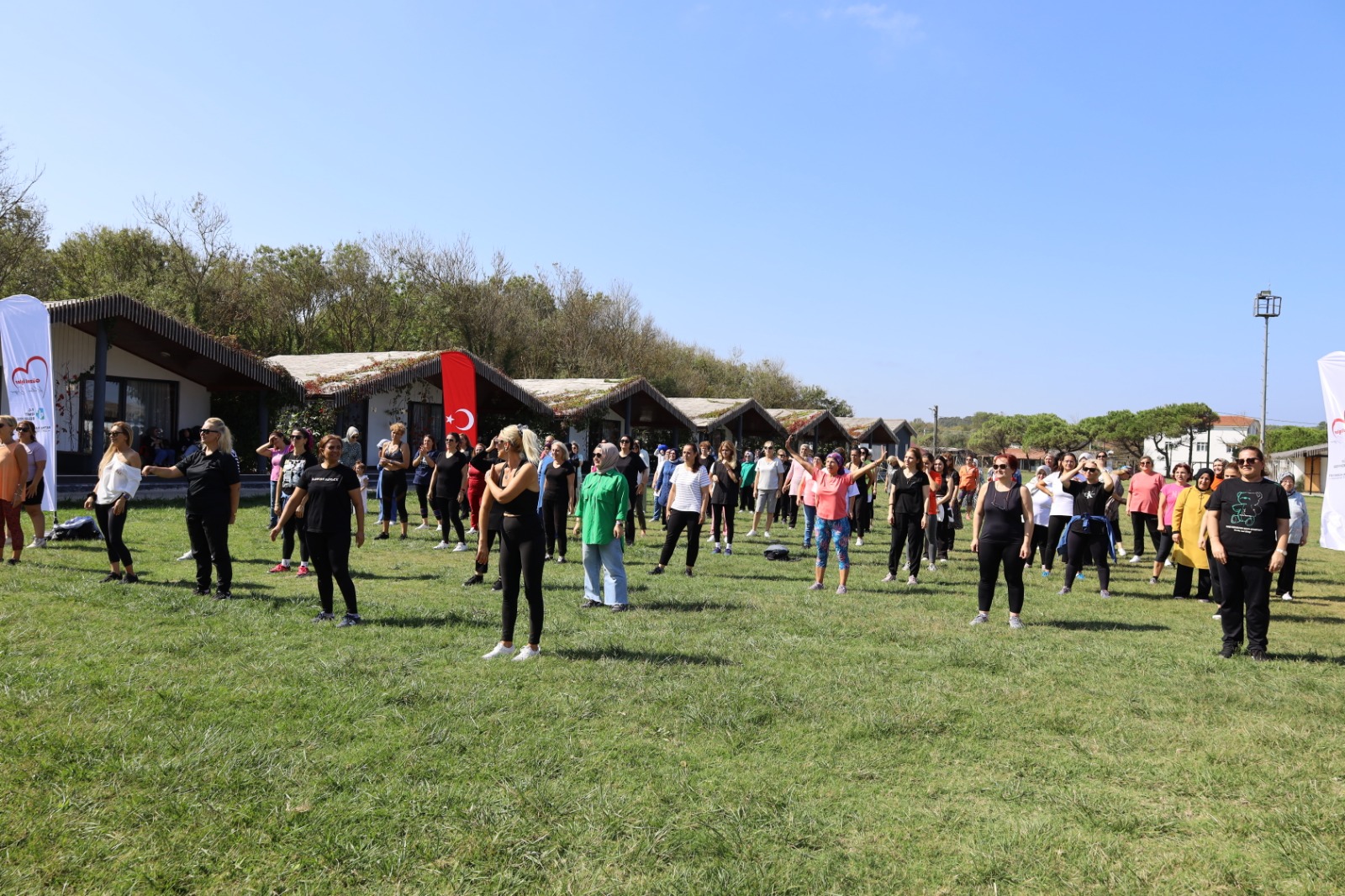 İzmitli kadınlar zumba etkinliği ile hem eğlendi hem spor yaptı (5)