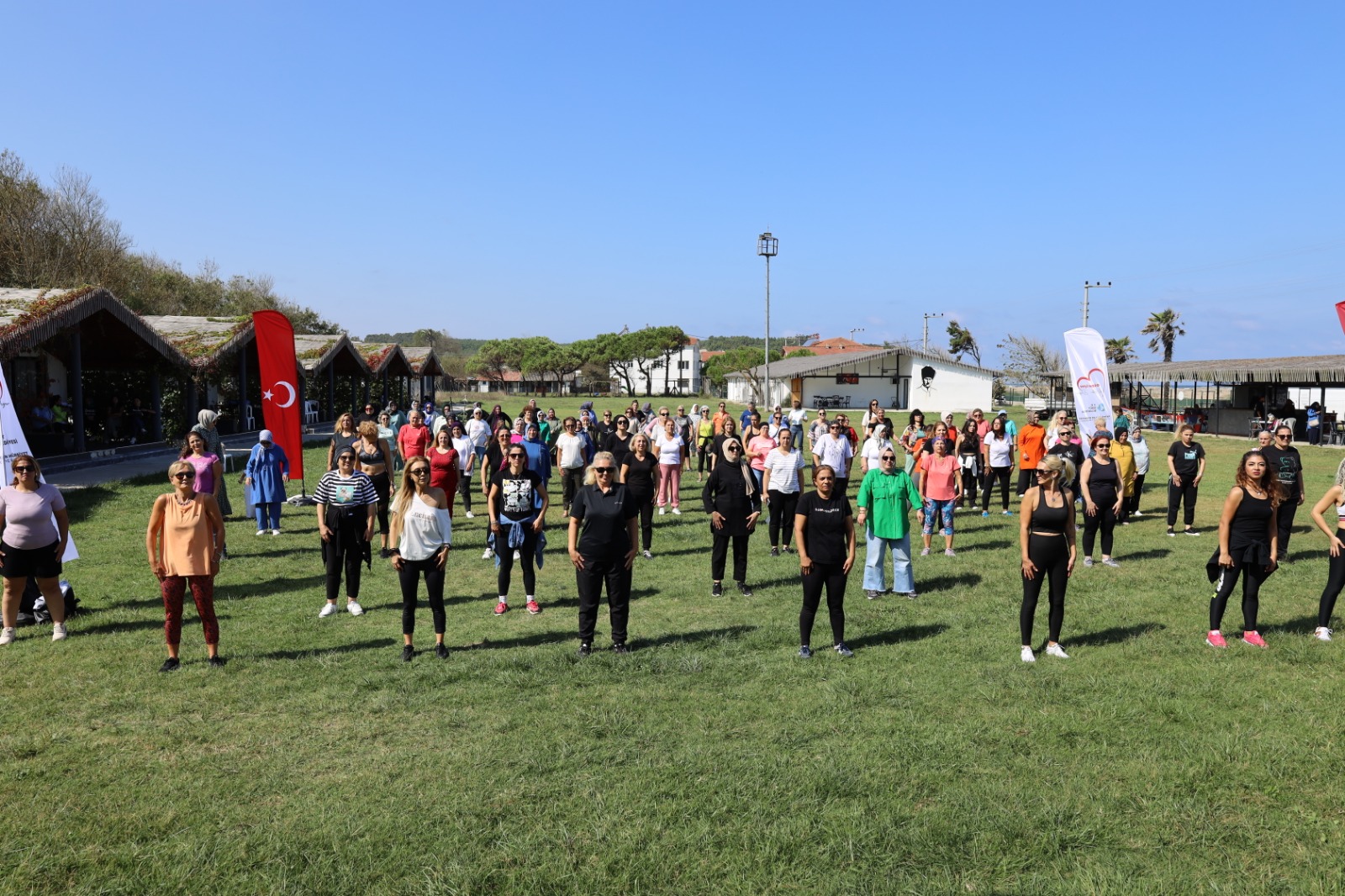 İzmitli kadınlar zumba etkinliği ile hem eğlendi hem spor yaptı (7)