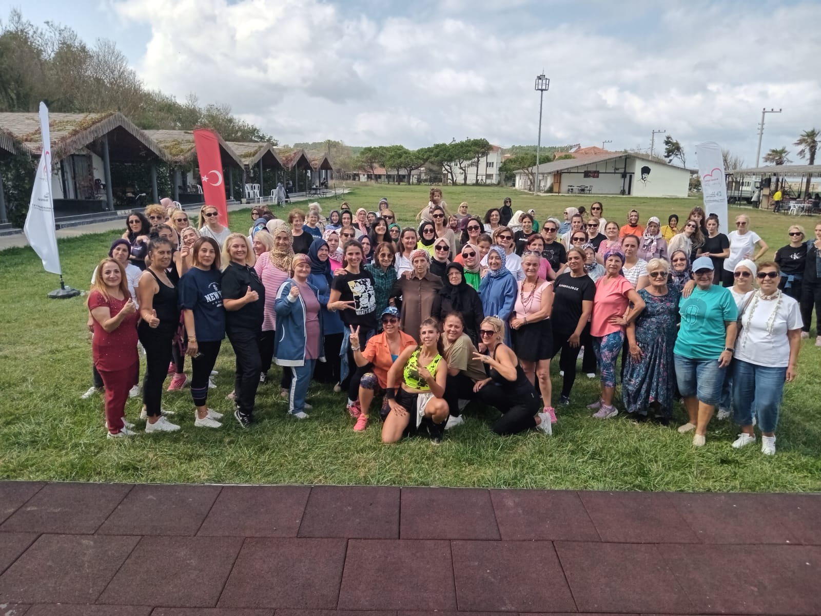 İzmitli kadınlar zumba etkinliği ile hem eğlendi hem spor yaptı (8)