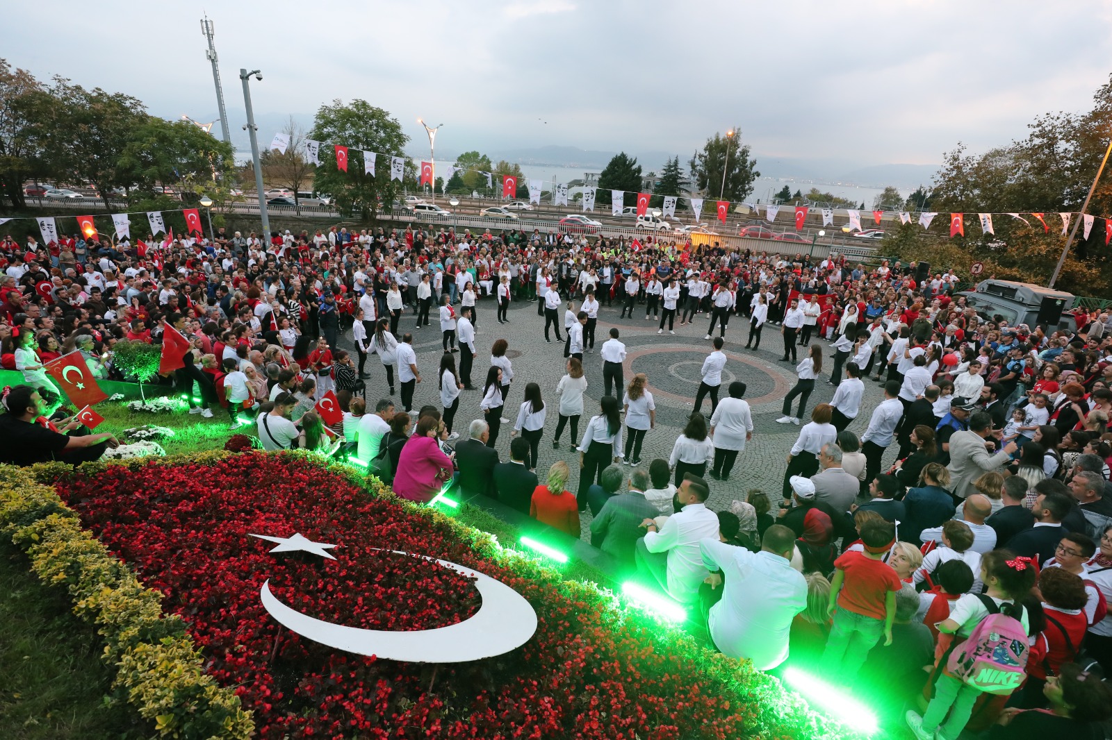 İzmit’te 100’üncü yıl coşkusu 100 zeybek gösterisiyle devam etti (2)