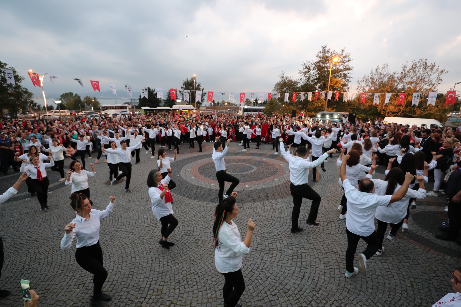 İzmit’te 100’üncü yıl coşkusu 100 zeybek gösterisiyle devam etti (4)