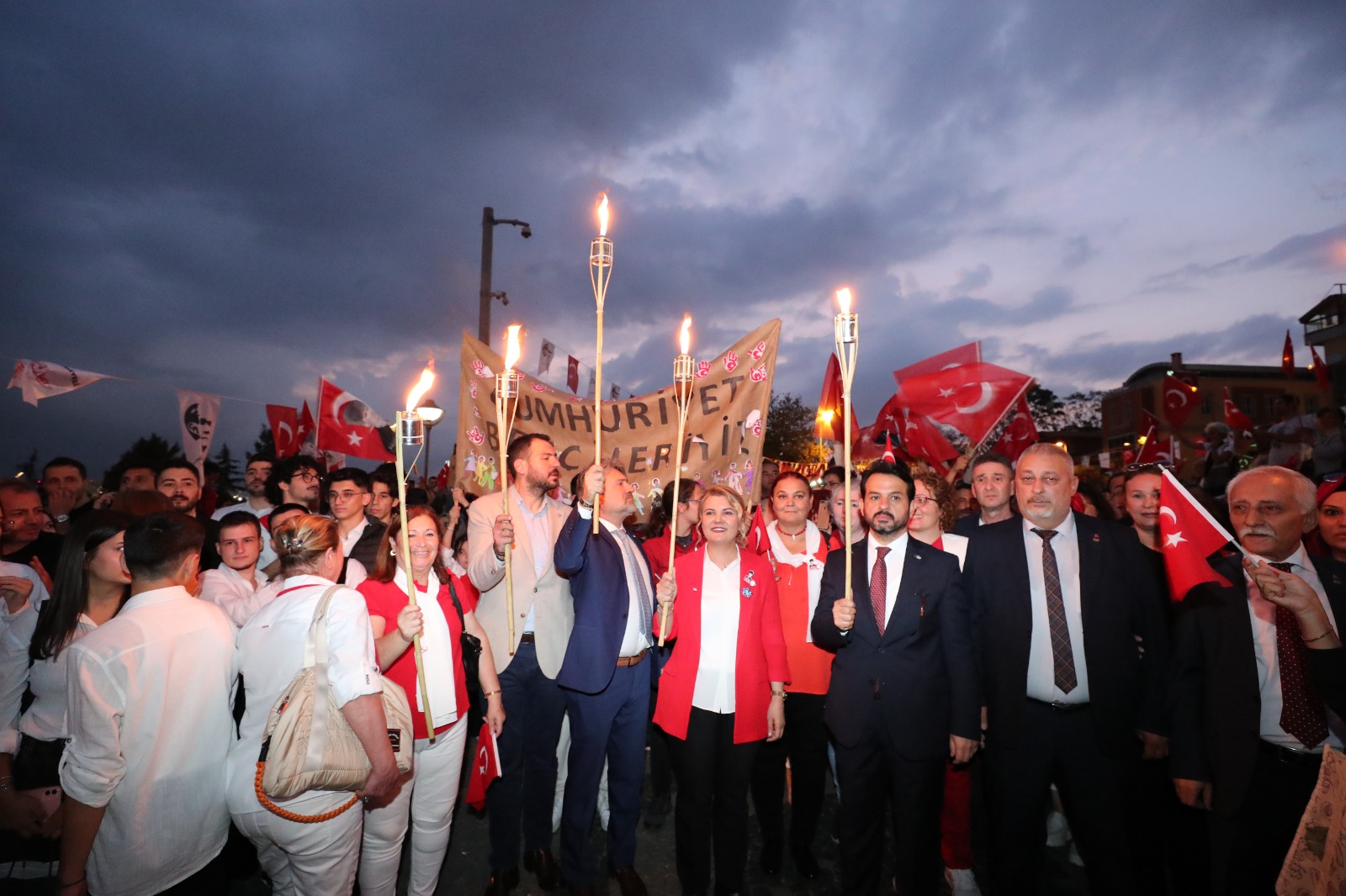 İzmit’te binlerce Cumhuriyet aşığı 100. yıl Kortejinde bayram coşkusu yaşadı (1)