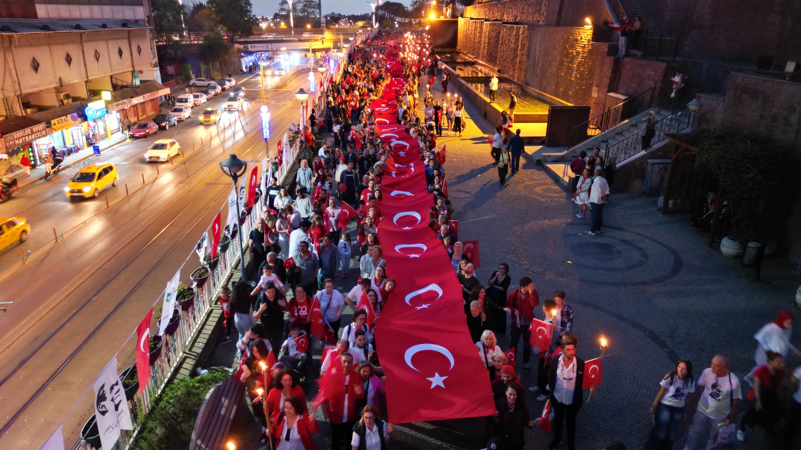İzmit’te binlerce Cumhuriyet aşığı 100. yıl Kortejinde bayram coşkusu yaşadı (12)
