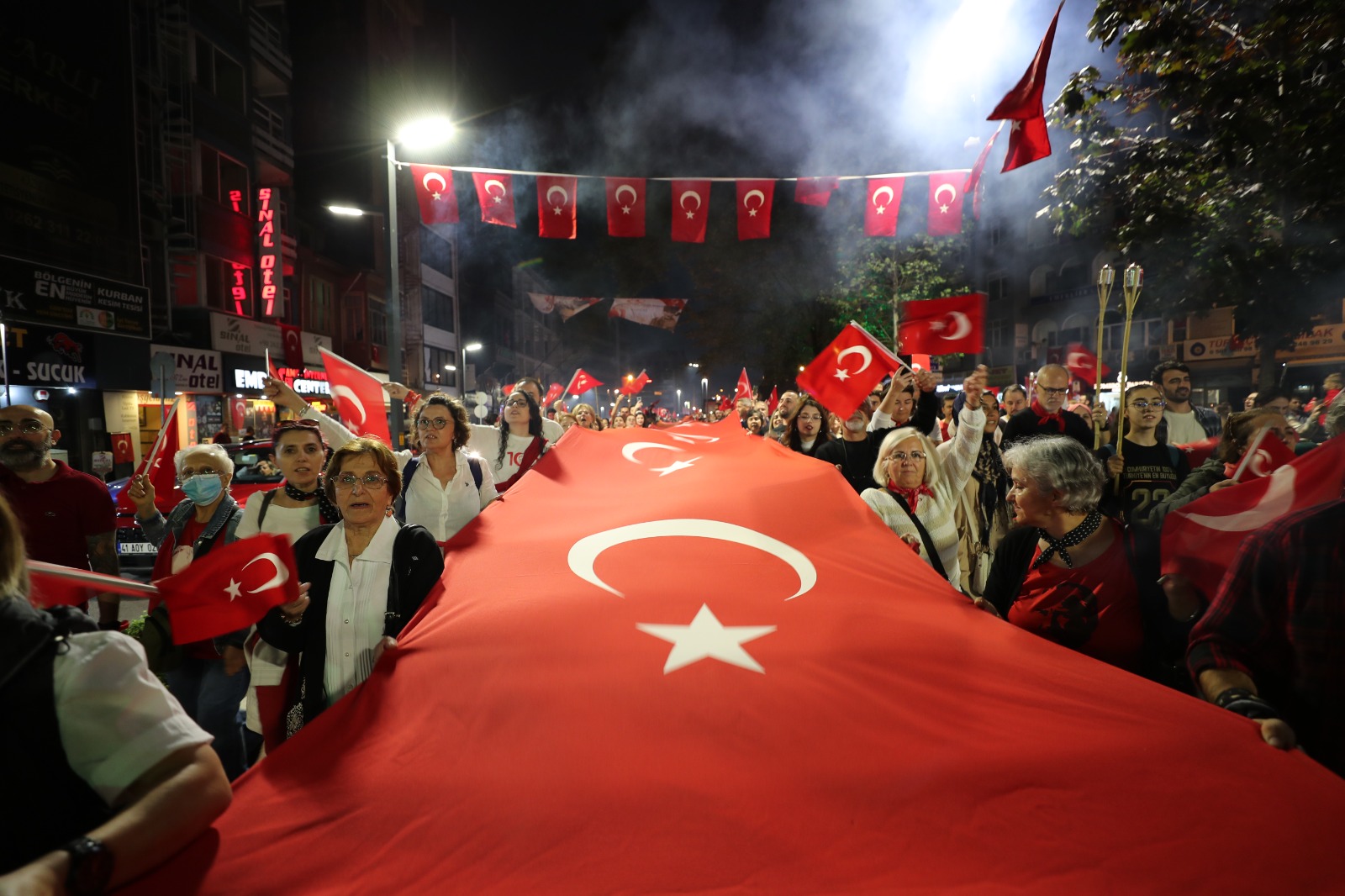 İzmit’te binlerce Cumhuriyet aşığı 100. yıl Kortejinde bayram coşkusu yaşadı (3)