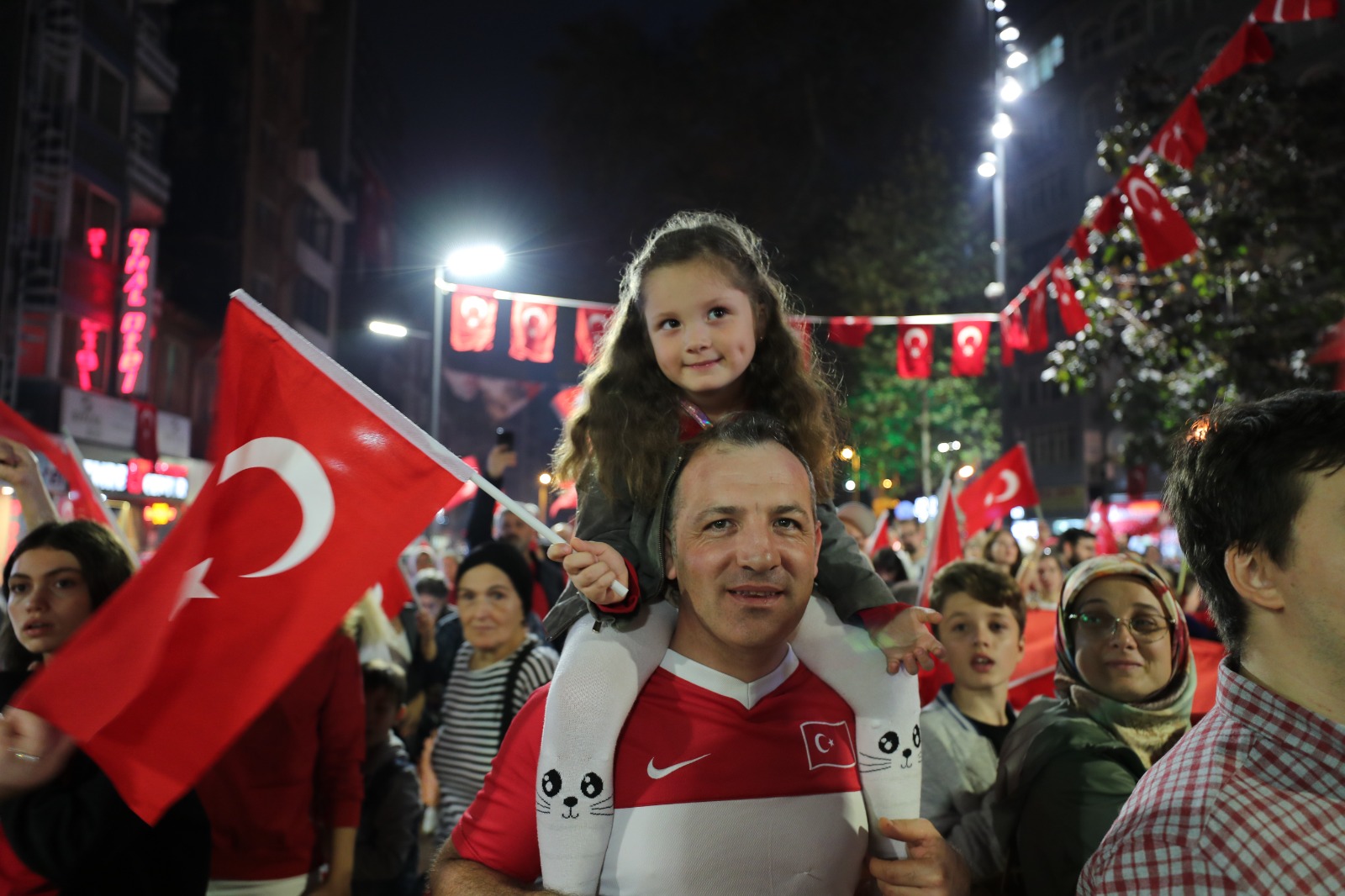 İzmit’te binlerce Cumhuriyet aşığı 100. yıl Kortejinde bayram coşkusu yaşadı (4)