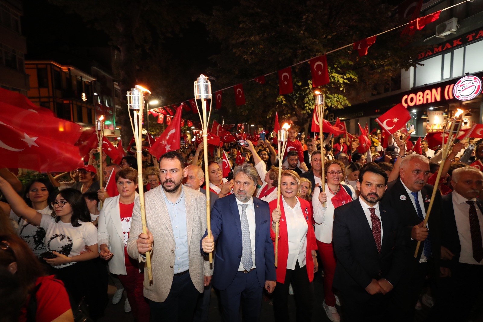 İzmit’te binlerce Cumhuriyet aşığı 100. yıl Kortejinde bayram coşkusu yaşadı (6)