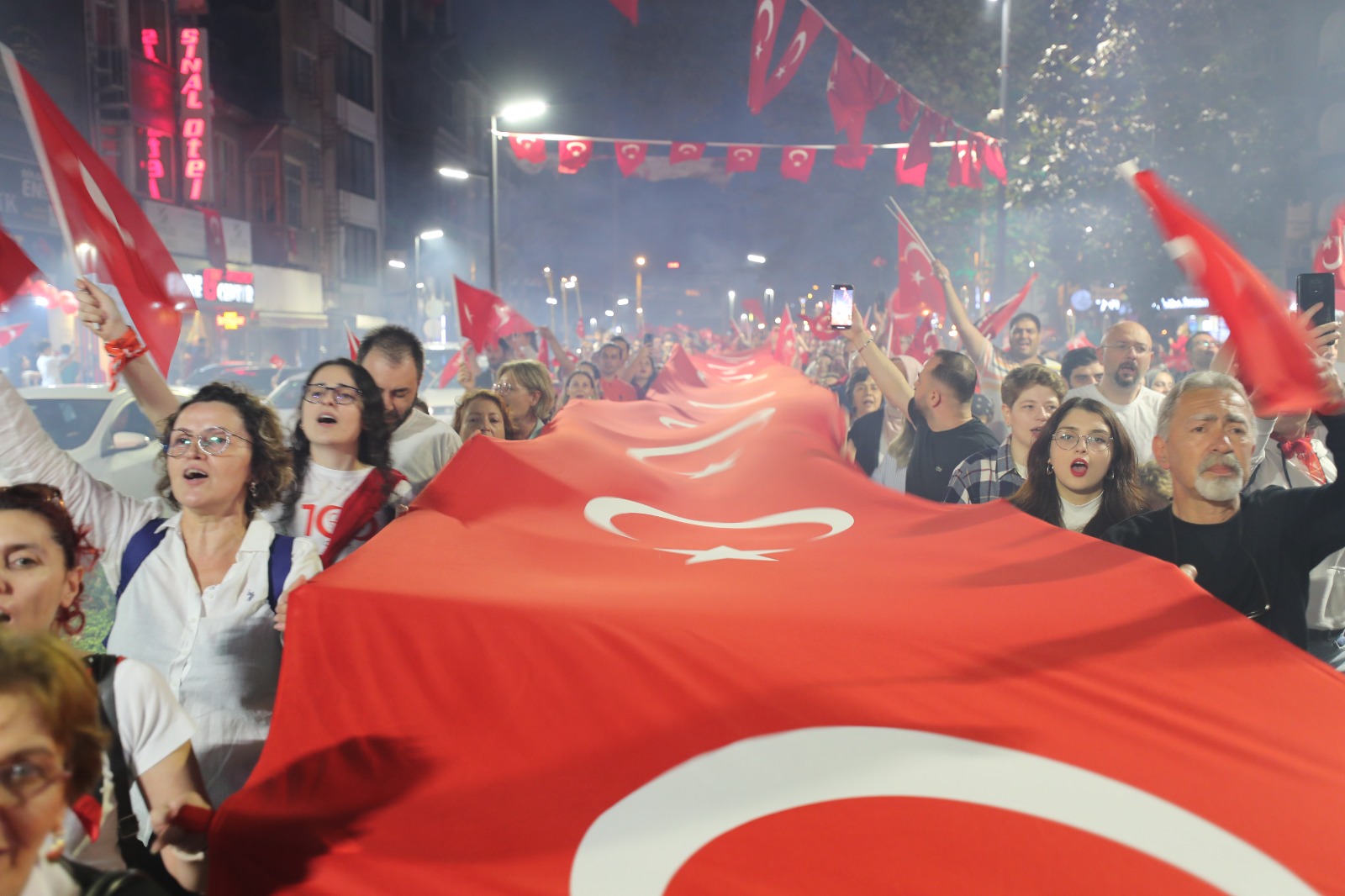 İzmit’te binlerce Cumhuriyet aşığı 100. yıl Kortejinde bayram coşkusu yaşadı (8)
