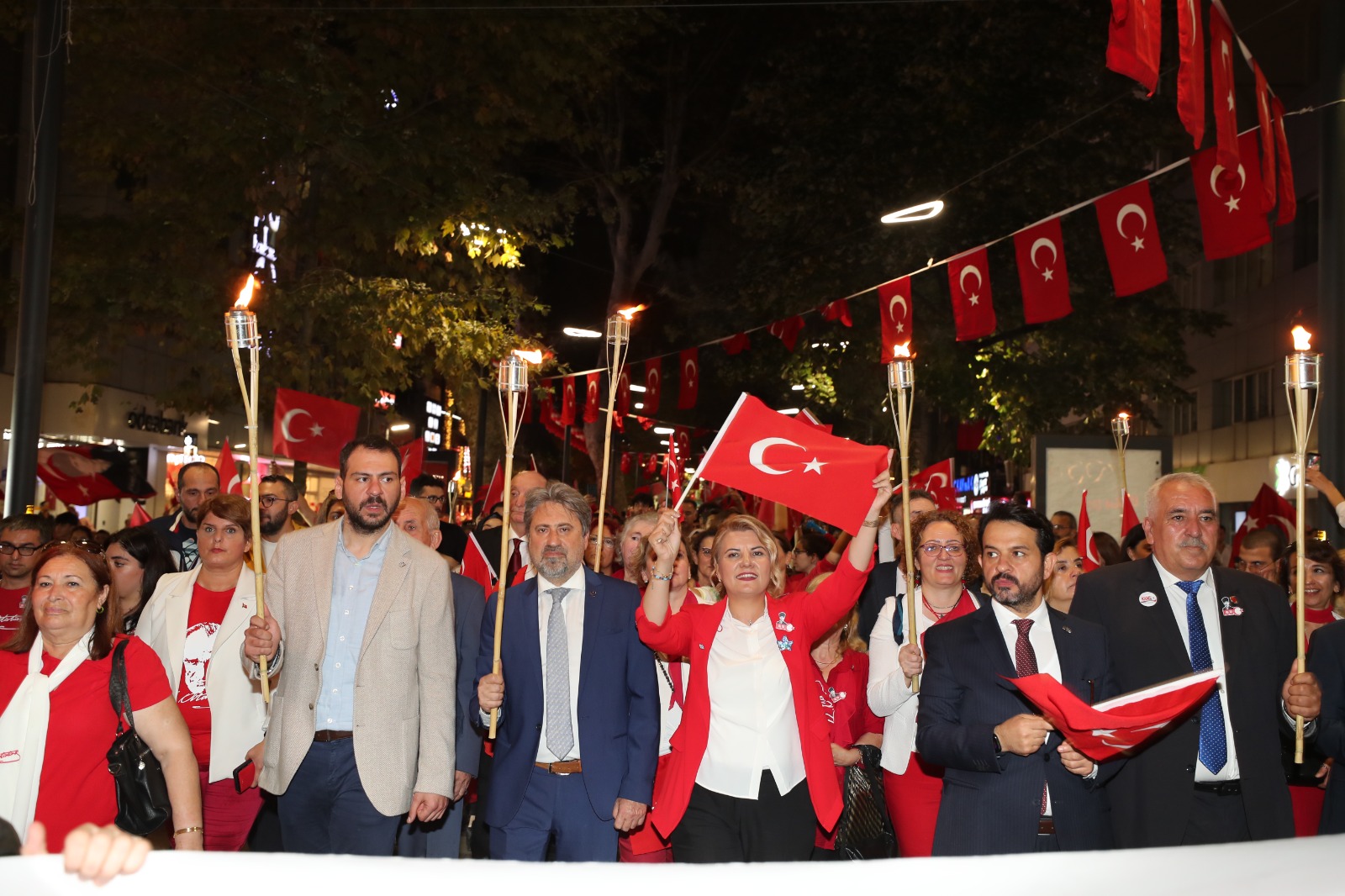 İzmit’te binlerce Cumhuriyet aşığı 100. yıl Kortejinde bayram coşkusu yaşadı (9)