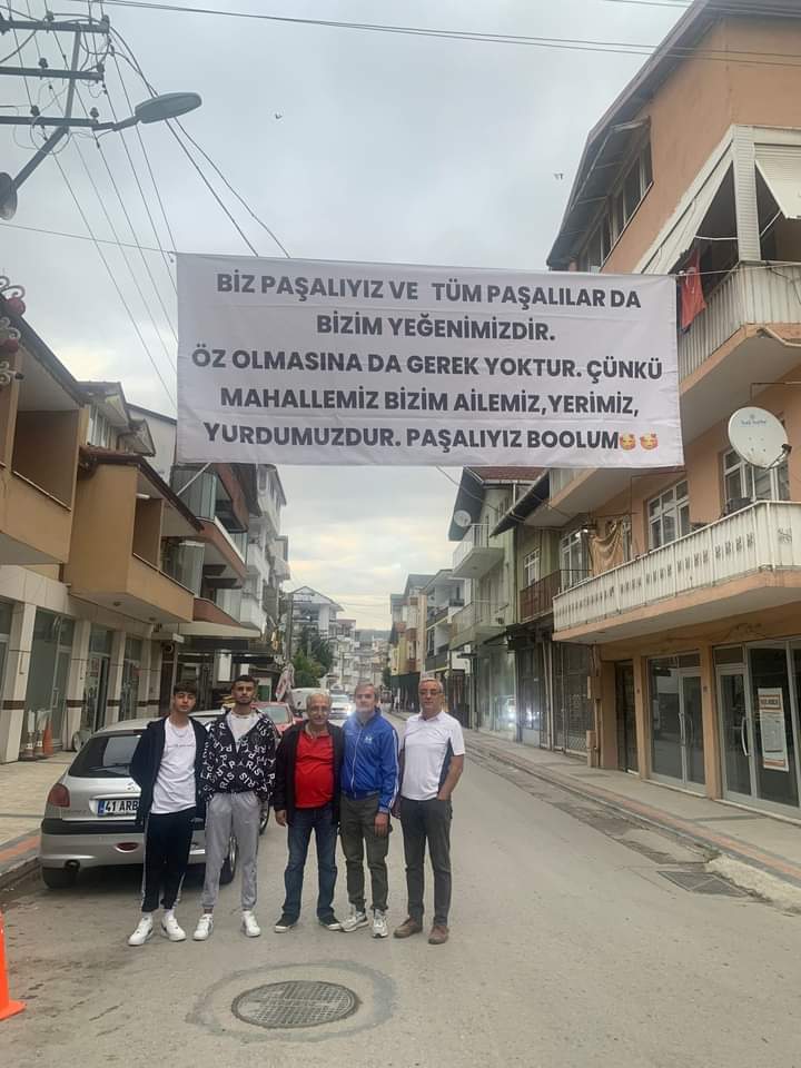 Pasadan Hürriyete pankartli destek (2)