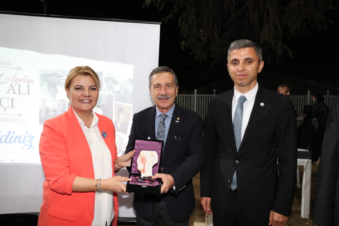 Ahmet Ataç'a hediye takdimi