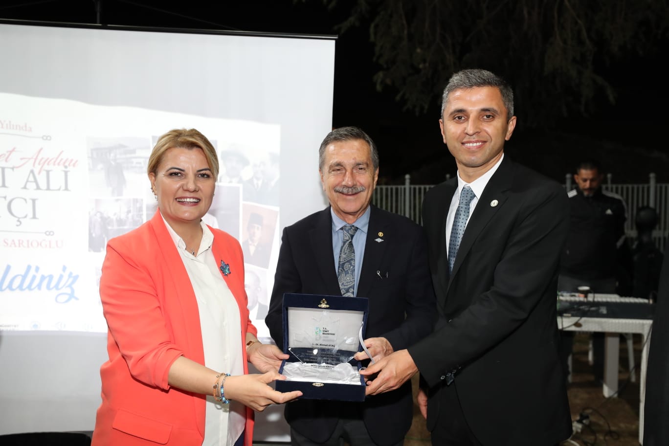 Ahmet Ataç'a plaket takdimi