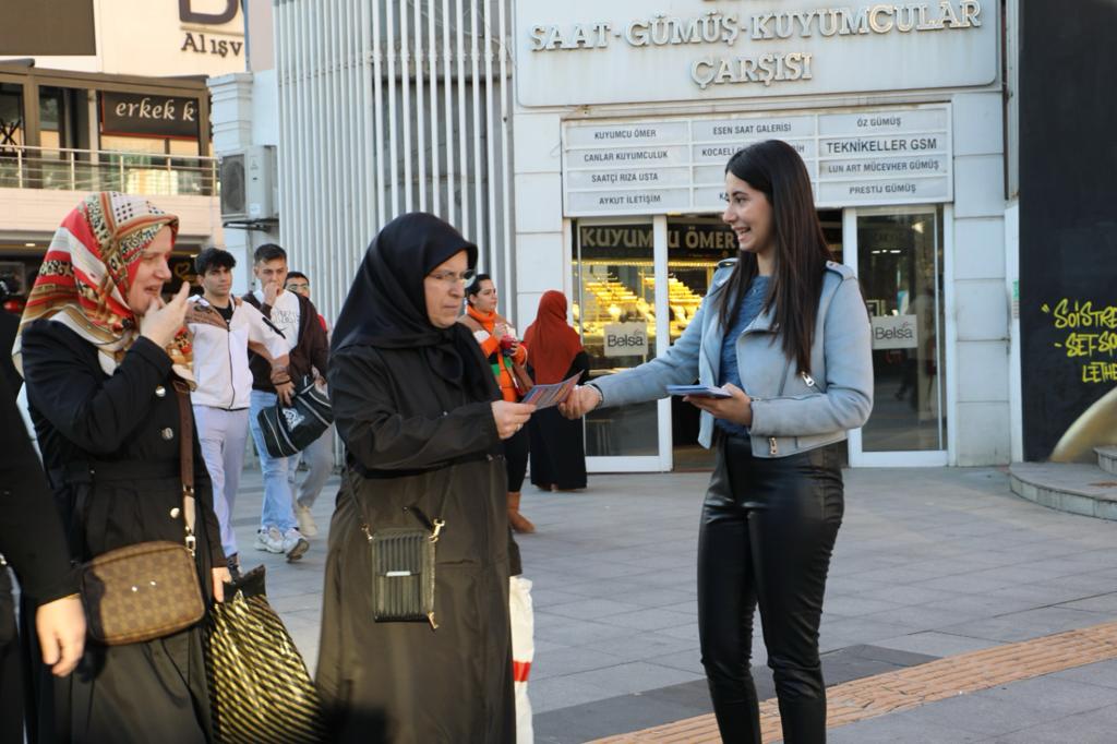 Belediye önünde broşür dağıtıldı (1)