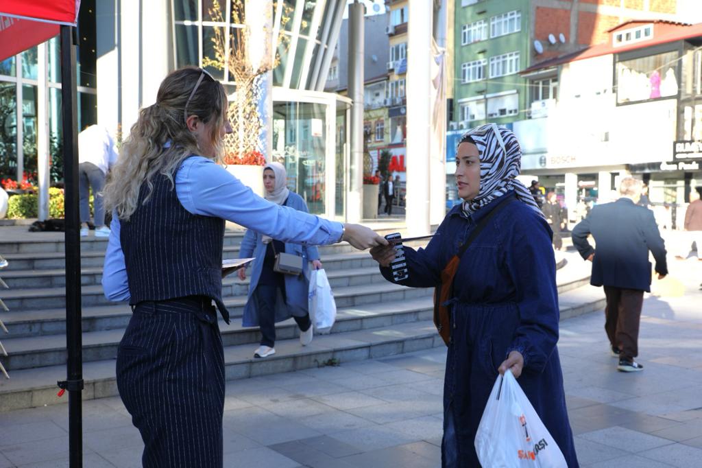 Belediye önünde broşür dağıtıldı (2)