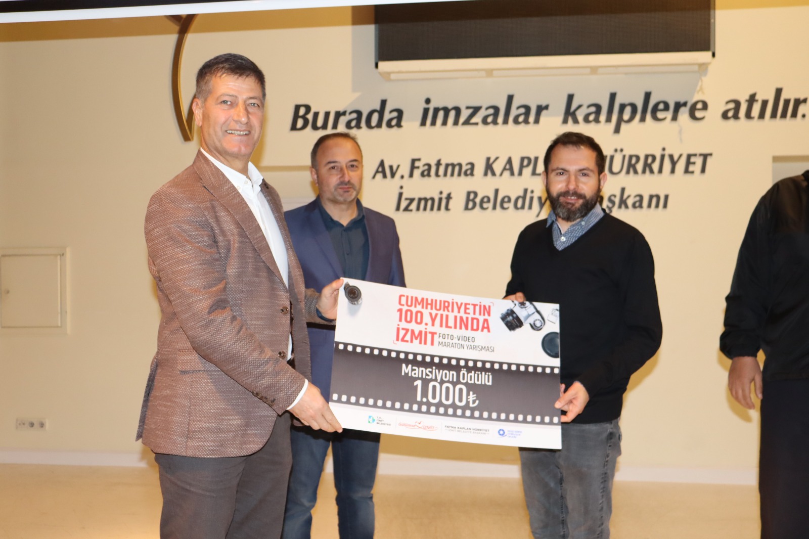Emirşah Torun Mansiyon Ödülü Alan Hüseyin Can'a ödülünü takdim ederken