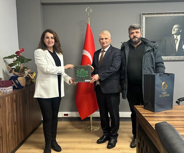 İZMİT BELEDİYESİNDEN ÖĞRETMENLER GÜNÜNDE İLÇE MİLLİ EĞİTİM MÜDÜRÜ İHSAN ÖZKAN’A ZİYARET