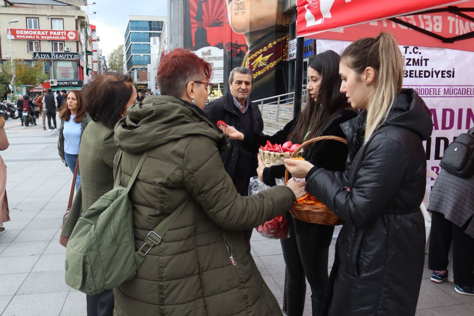 İzmit Belediyesi 25 Kasım’da kadına yönelik şiddete dikkat çekti (8)