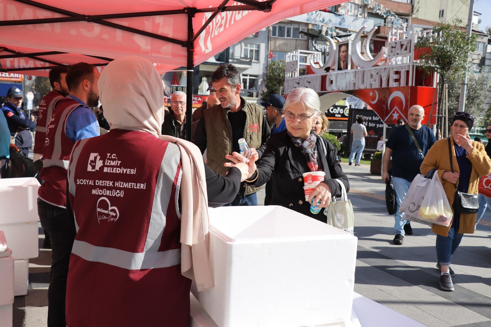 İzmit Belediyesi, Atatürk’ün en sevdiği yemekleri İzmit halkına ikram etti (9)