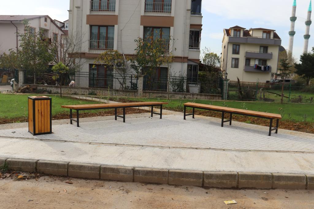 İzmit Belediyesi Katip Çelebi Sokak’ta vatandaşlara yeni oturma alanı kazandırdı (3)