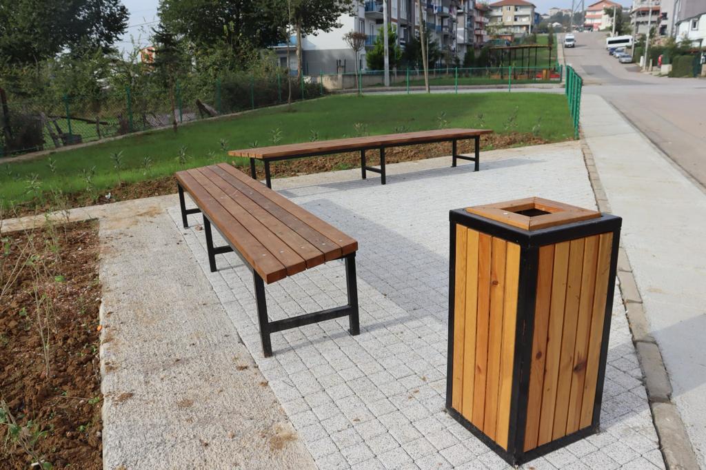 İzmit Belediyesi Katip Çelebi Sokak’ta vatandaşlara yeni oturma alanı kazandırdı (4)
