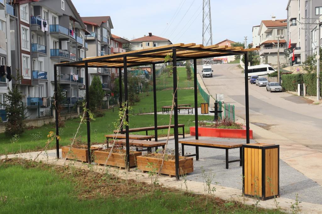 İzmit Belediyesi Katip Çelebi Sokak’ta vatandaşlara yeni oturma alanı kazandırdı (5)