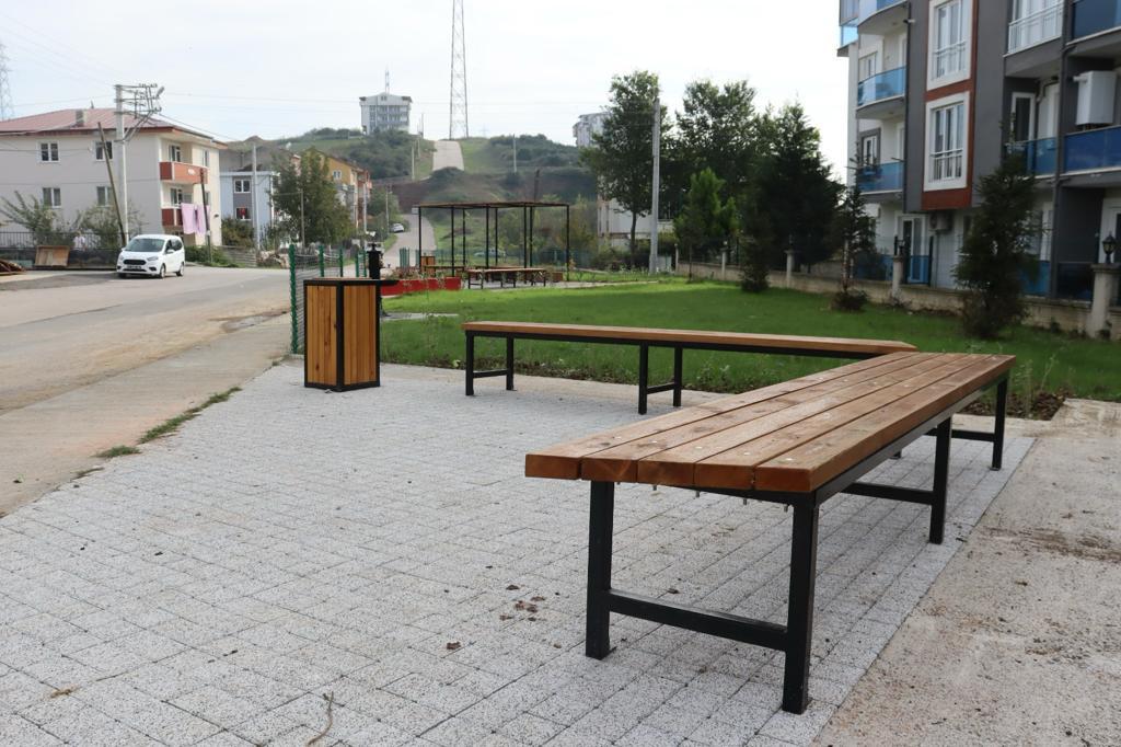 İzmit Belediyesi Katip Çelebi Sokak’ta vatandaşlara yeni oturma alanı kazandırdı (6)