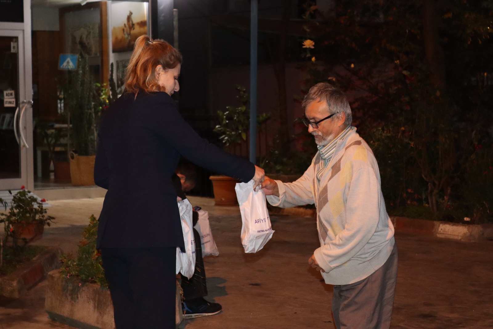 İzmit Belediyesi sabah işçi servislerindeki emekçilere ikramlarına devam ediyor (1)