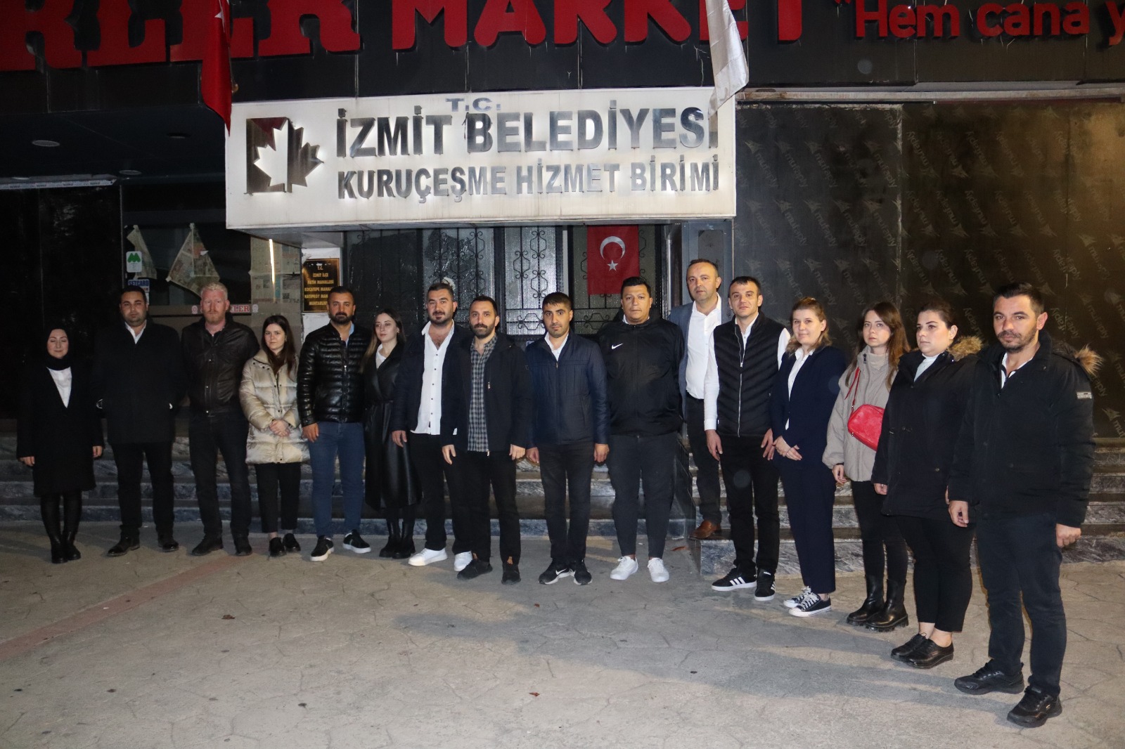 İzmit Belediyesi sabah işçi servislerindeki emekçilere ikramlarına devam ediyor (10)