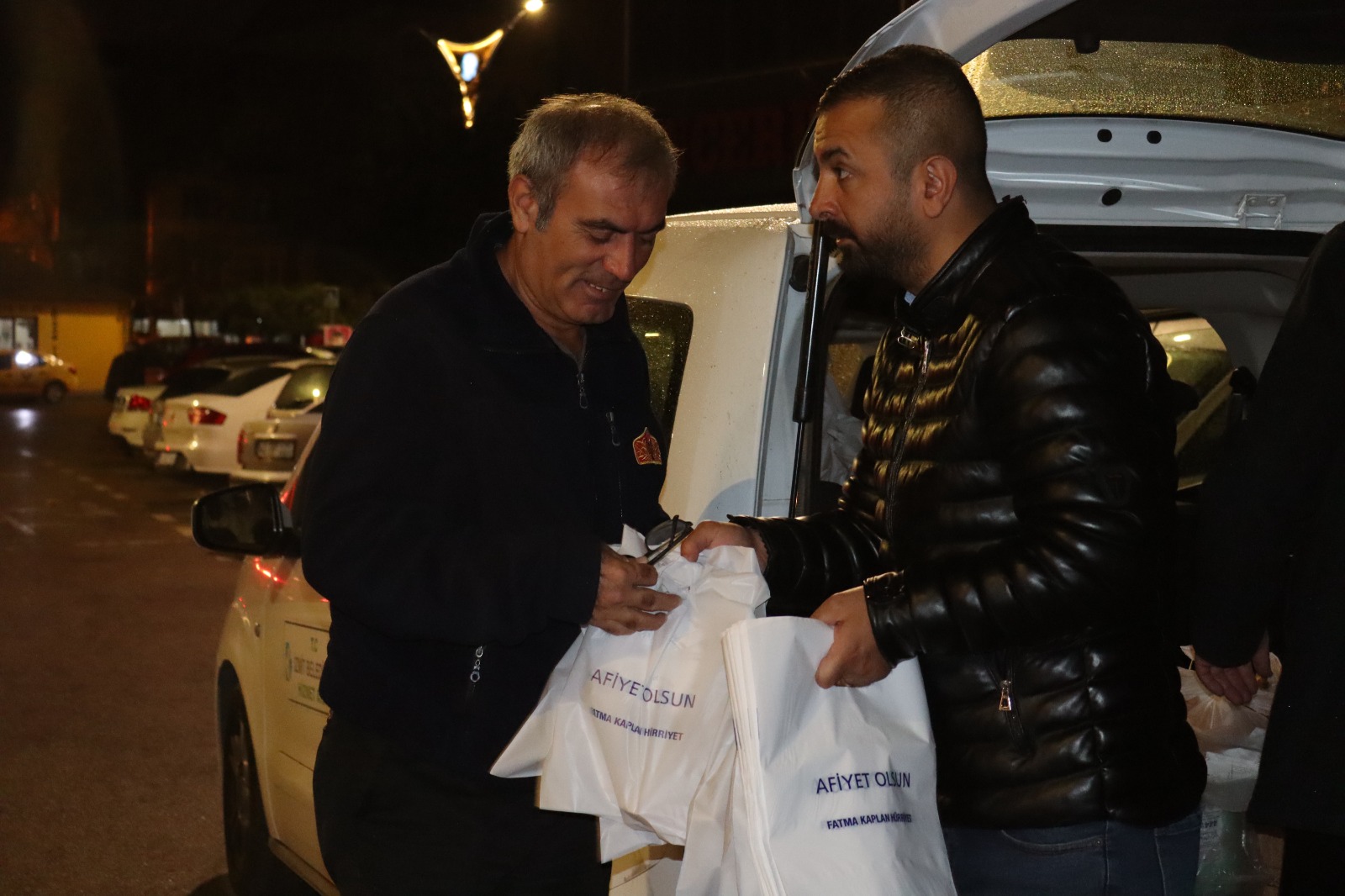 İzmit Belediyesi sabah işçi servislerindeki emekçilere ikramlarına devam ediyor (11)