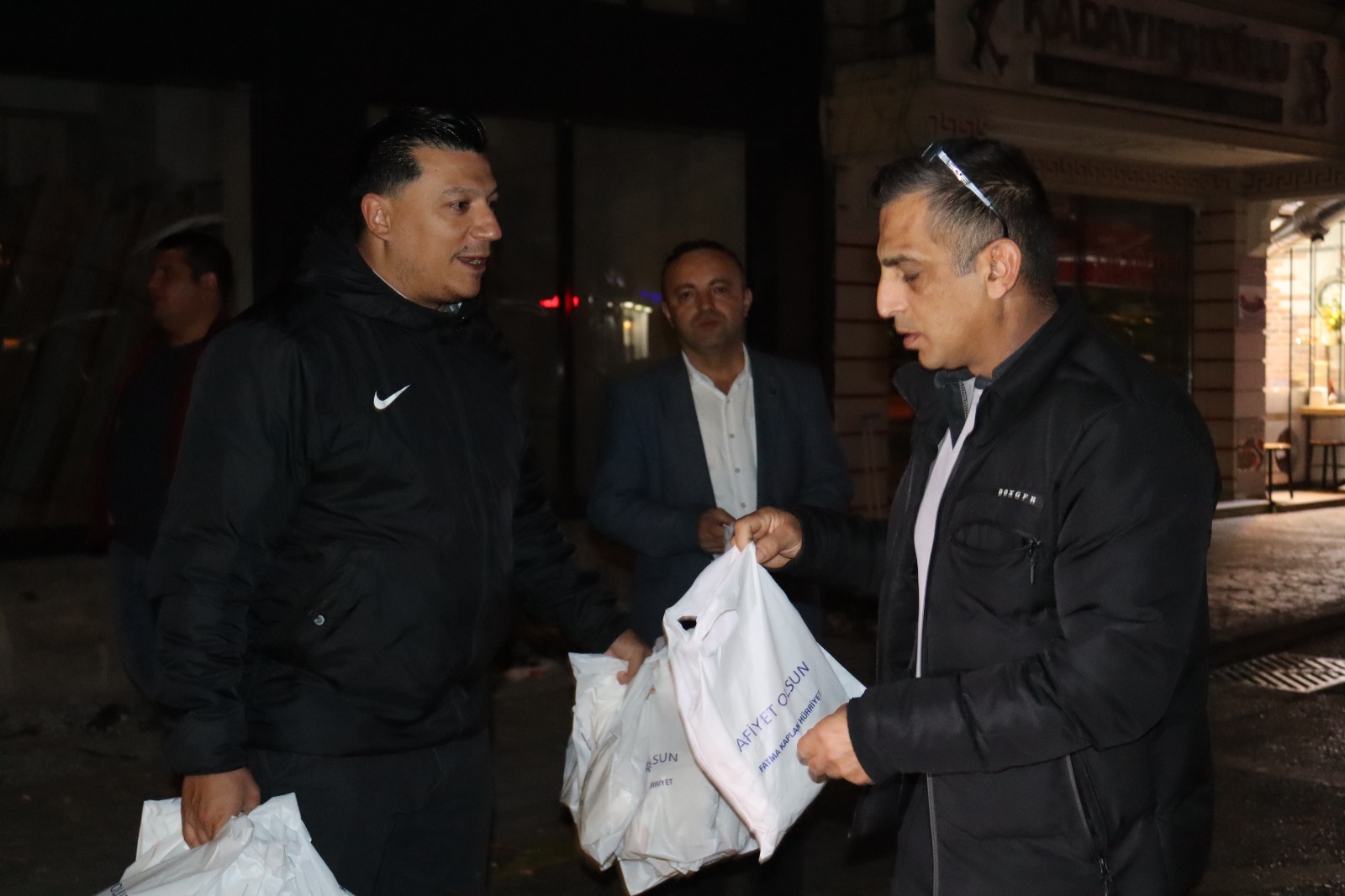 İzmit Belediyesi sabah işçi servislerindeki emekçilere ikramlarına devam ediyor (3)