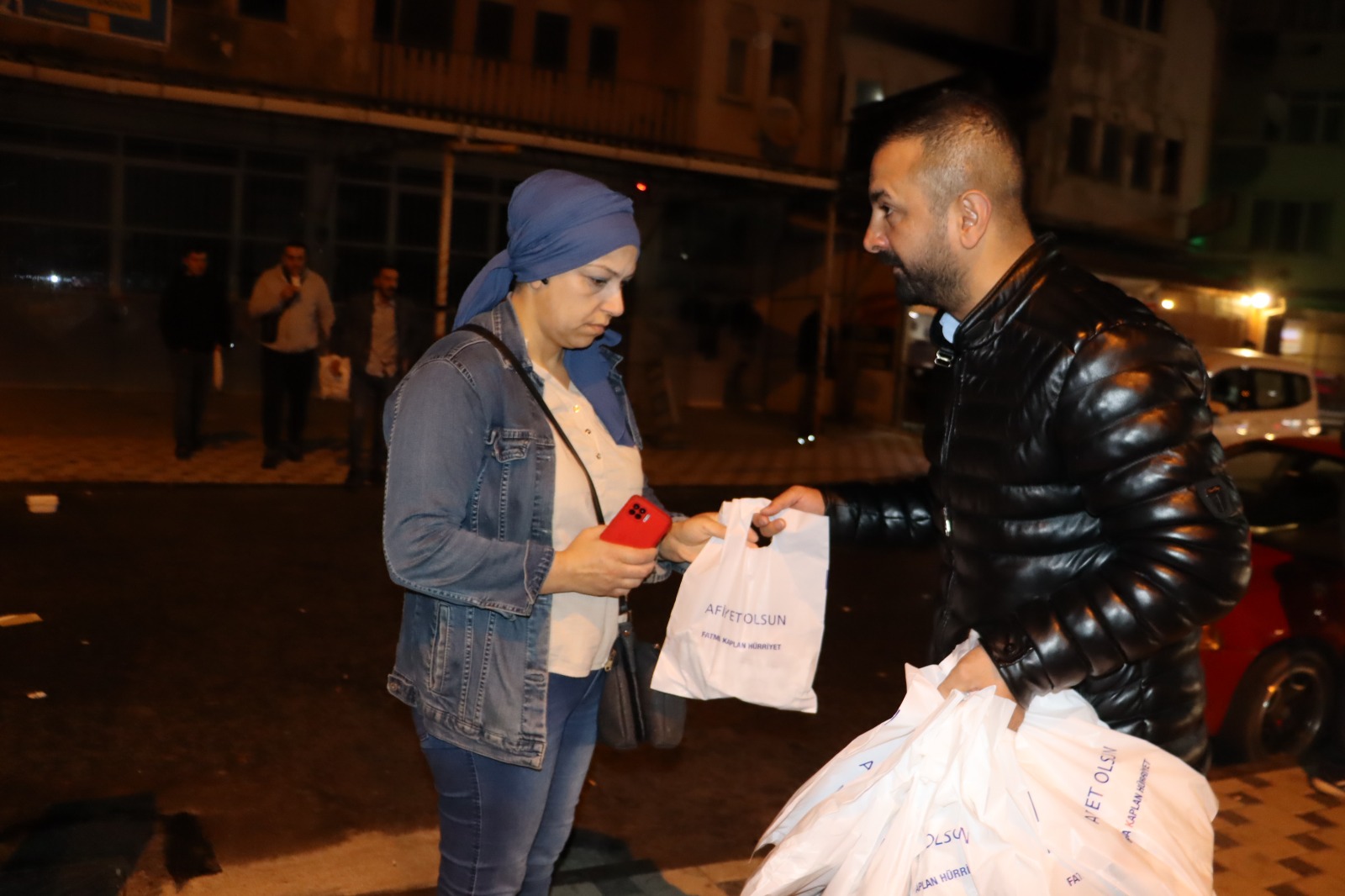 İzmit Belediyesi sabah işçi servislerindeki emekçilere ikramlarına devam ediyor (6)